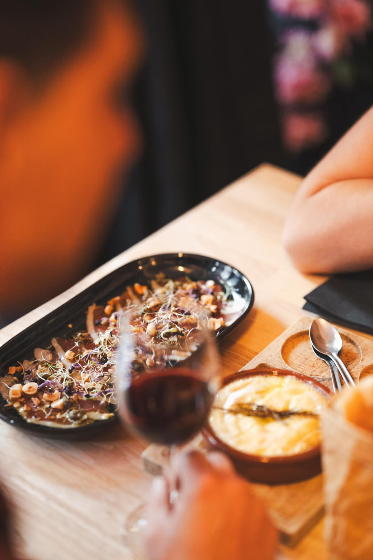 Tapas maison et verre de vin rouge servi au bar Partage a Toulouse